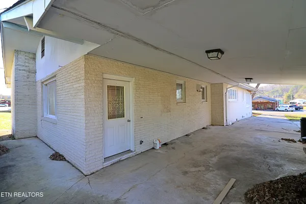 $300,000 | 108 West 1st Avenue, Oneida, TN 37841