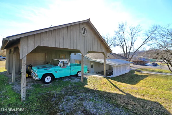 $300,000 | 108 West 1st Avenue, Oneida, TN 37841