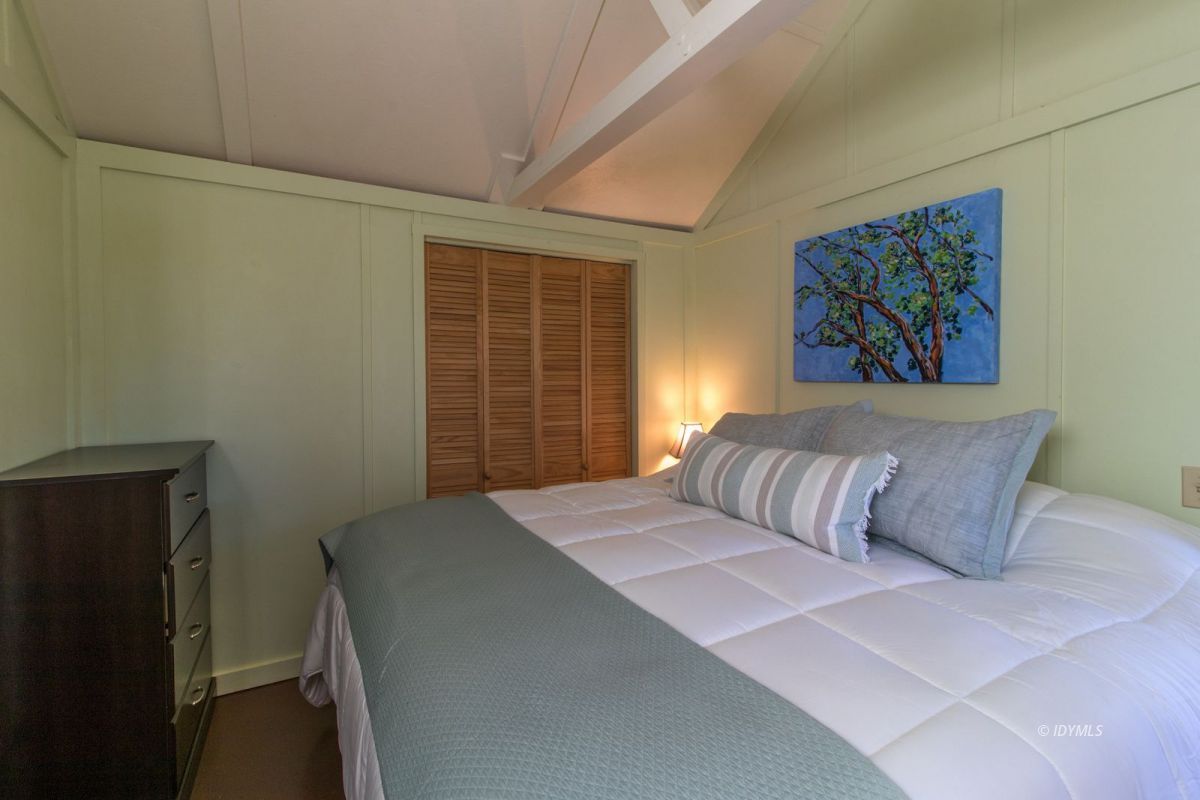 52830 Cedar Crest Drive Pine Cove, CA 92549 - Photo 20 of 31 a bedroom with a bed and a painting on the wall