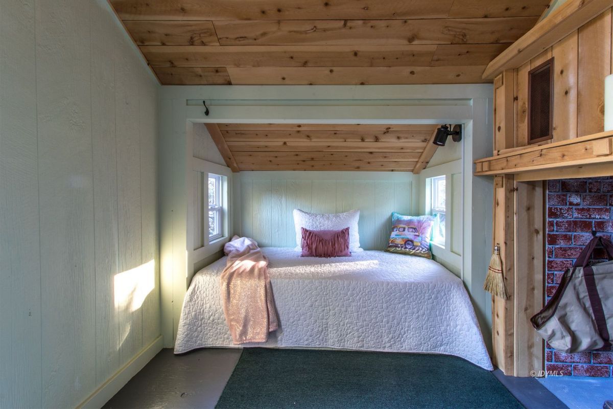 52830 Cedar Crest Drive Pine Cove, CA 92549 - Photo 26 of 31 a bedroom with a bed and window