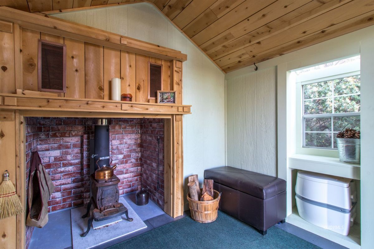 52830 Cedar Crest Drive Pine Cove, CA 92549 - Photo 28 of 31 a living room with furniture a flat screen tv and fireplace