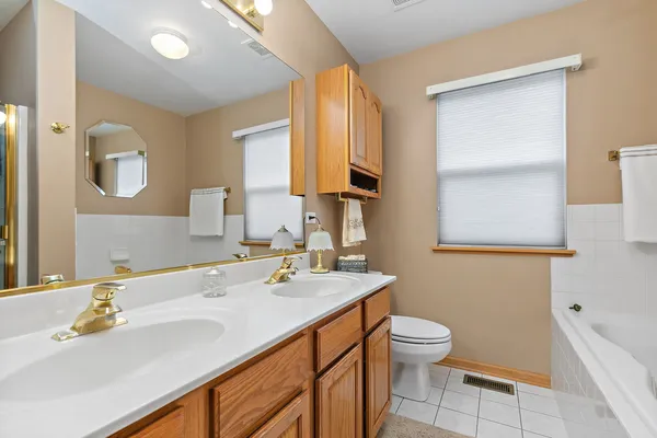 $350,000 | 910 Cynthia Lane, Lake In The Hills, IL 60156