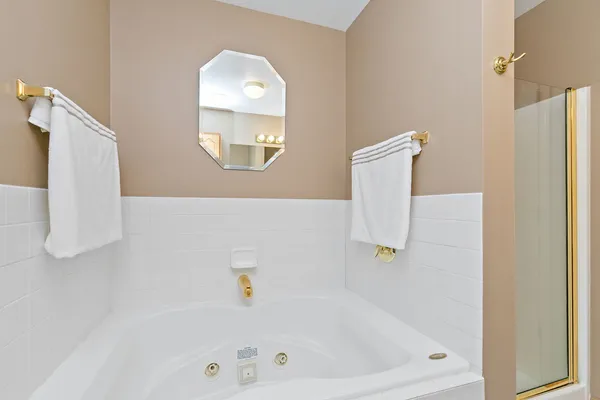 $350,000 | 910 Cynthia Lane, Lake In The Hills, IL 60156