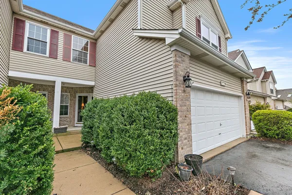 $350,000 | 910 Cynthia Lane, Lake In The Hills, IL 60156