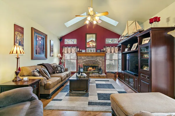 $350,000 | 910 Cynthia Lane, Lake In The Hills, IL 60156