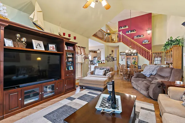 $350,000 | 910 Cynthia Lane, Lake In The Hills, IL 60156