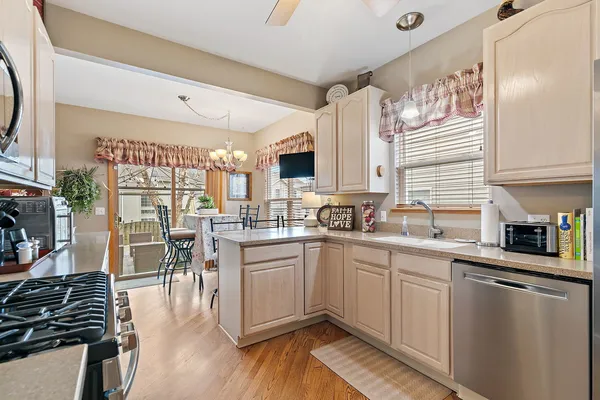 $350,000 | 910 Cynthia Lane, Lake In The Hills, IL 60156