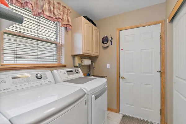 $350,000 | 910 Cynthia Lane, Lake In The Hills, IL 60156