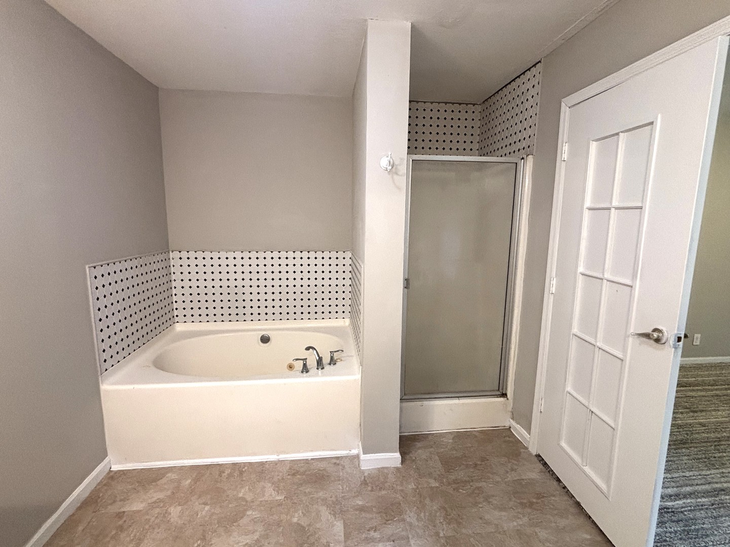 37150 South Macks Road Wilmington, IL 60481 - Photo 9 of 20 a bathroom with a bathtub and shower
