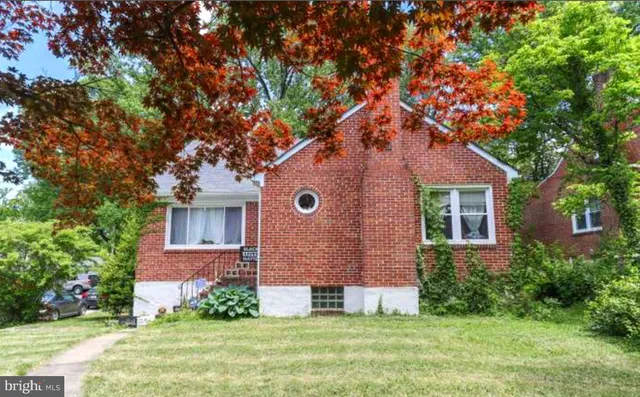 front view of house with a yard