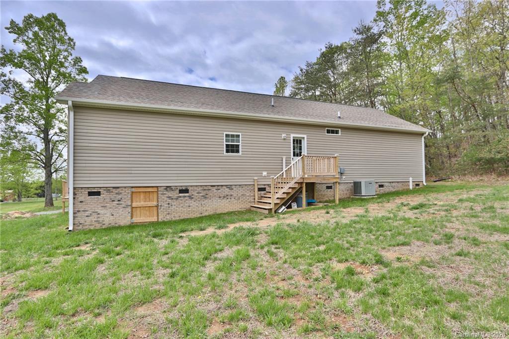 327 Davis Road Mount Airy, NC 27030 - Photo 5 of 26 Gallery Image 5