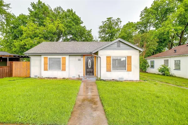$1,550 | 823 College Street, Cleburne, TX 76033