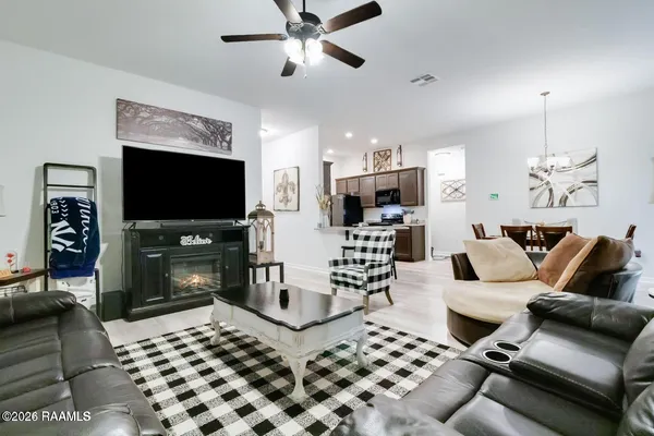 $1,800 | 104 Bayhill Court, Duson, LA 70529