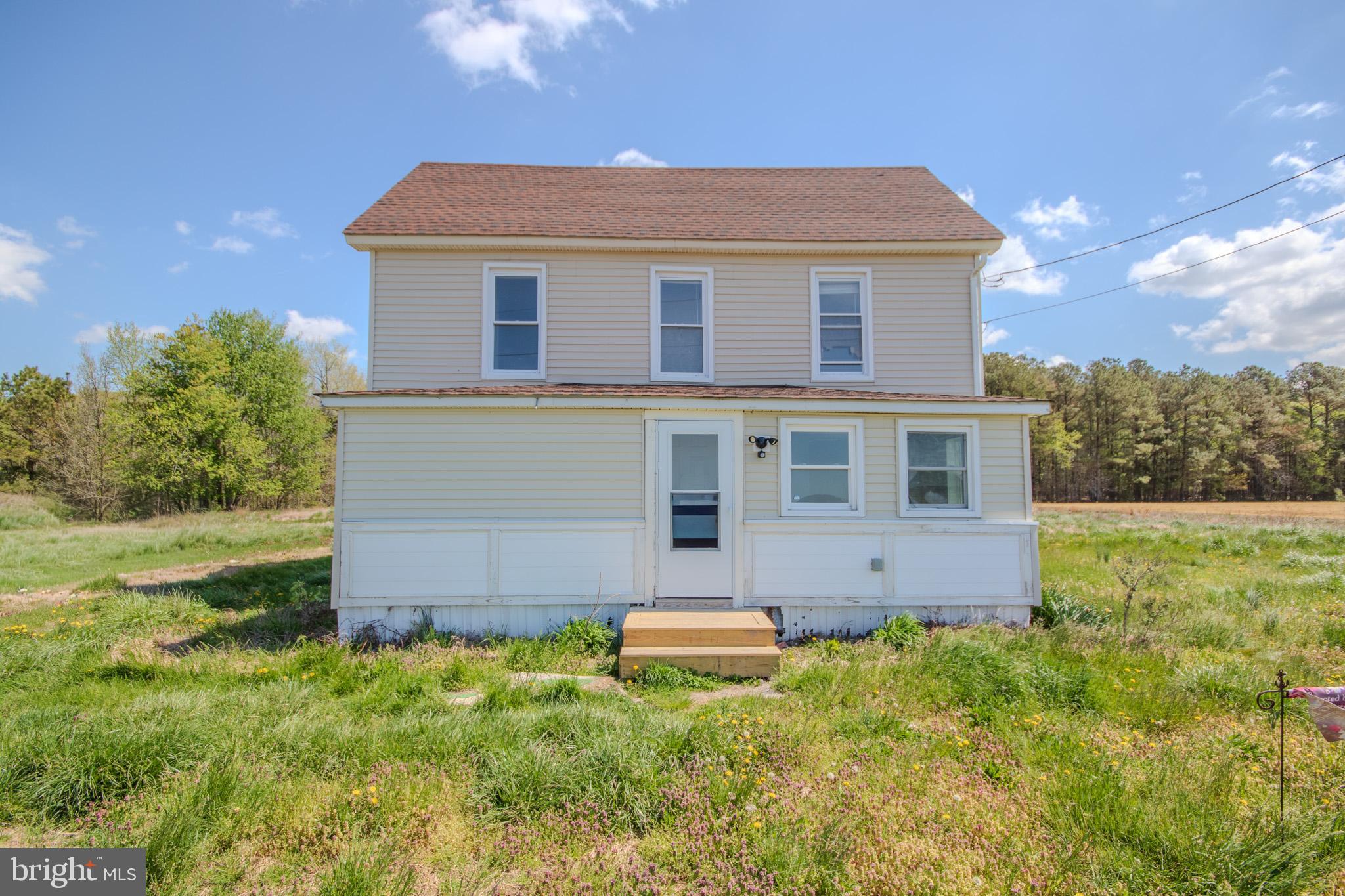 a view of a house with backyard