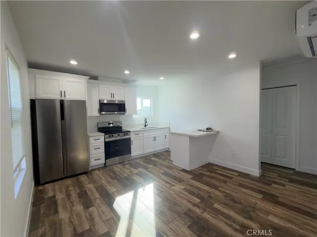 $2,400 | 521 West 78th Street, Los Angeles, CA 90044