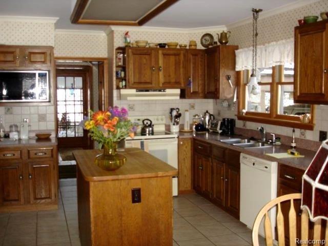 7826 Teahen Road Brighton, MI 48116 - Photo 12 of 25 Lg Kitchen with Island & Pantry