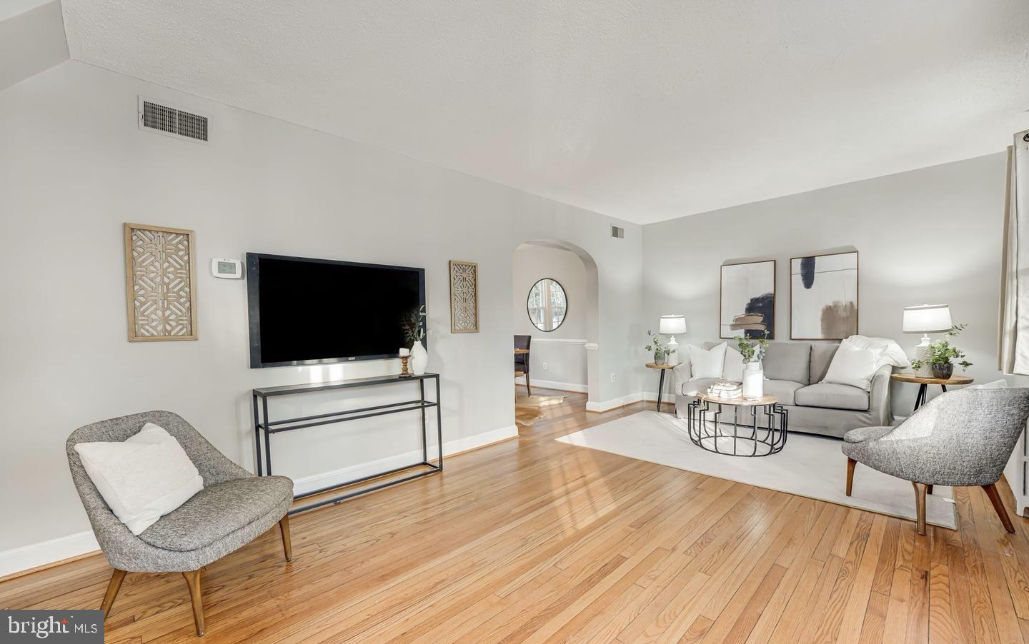 114 North Cleveland Street Arlington, VA 22201 - Photo 4 of 28 Living room