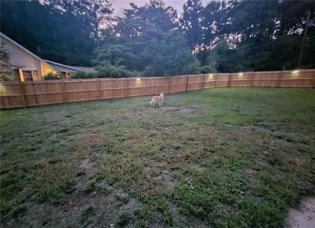 a view of a backyard