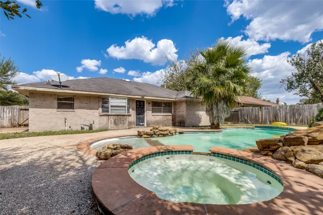 a view of a house with backyard