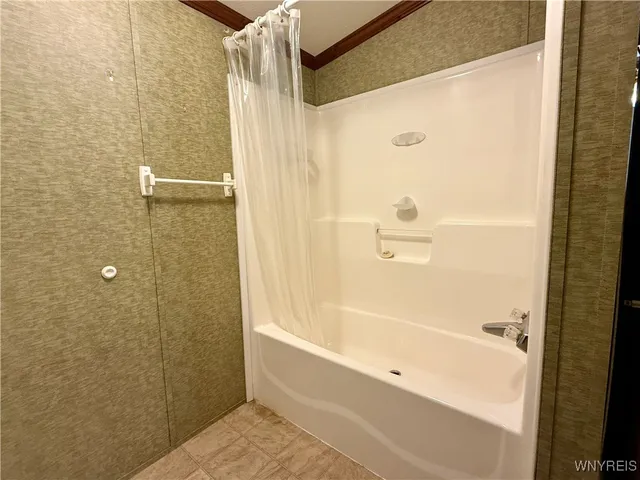 $74,900 | 1218 Maplewood Drive, Lockport Town, NY 14094