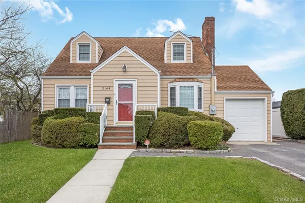 $729,900 | 2164 Willow Street, Wantagh, NY 11793