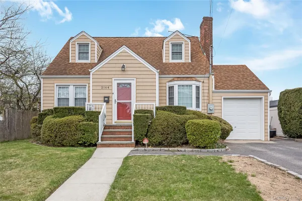 $729,900 | 2164 Willow Street, Wantagh, NY 11793