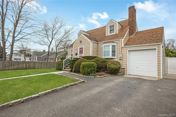 $729,900 | 2164 Willow Street, Wantagh, NY 11793