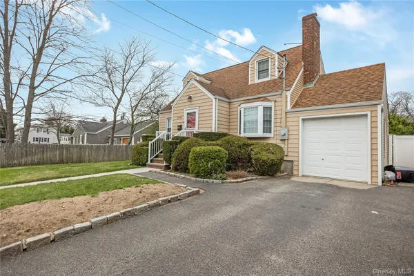 $729,900 | 2164 Willow Street, Wantagh, NY 11793