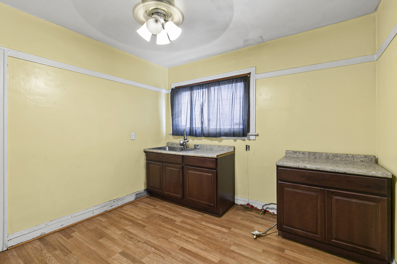 6536 South Rhodes Avenue Chicago, IL 60637 - Photo 11 of 21 a room with chandelier stove and wooden floor