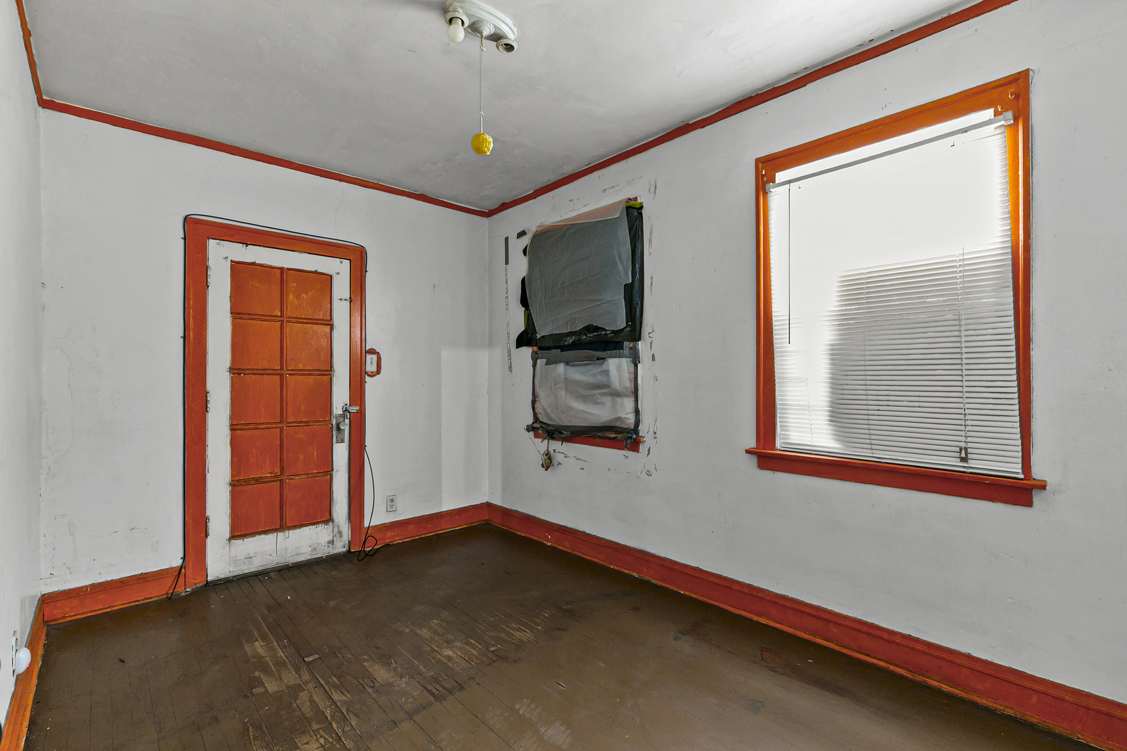 6536 South Rhodes Avenue Chicago, IL 60637 - Photo 12 of 21 a view of an empty room with a window