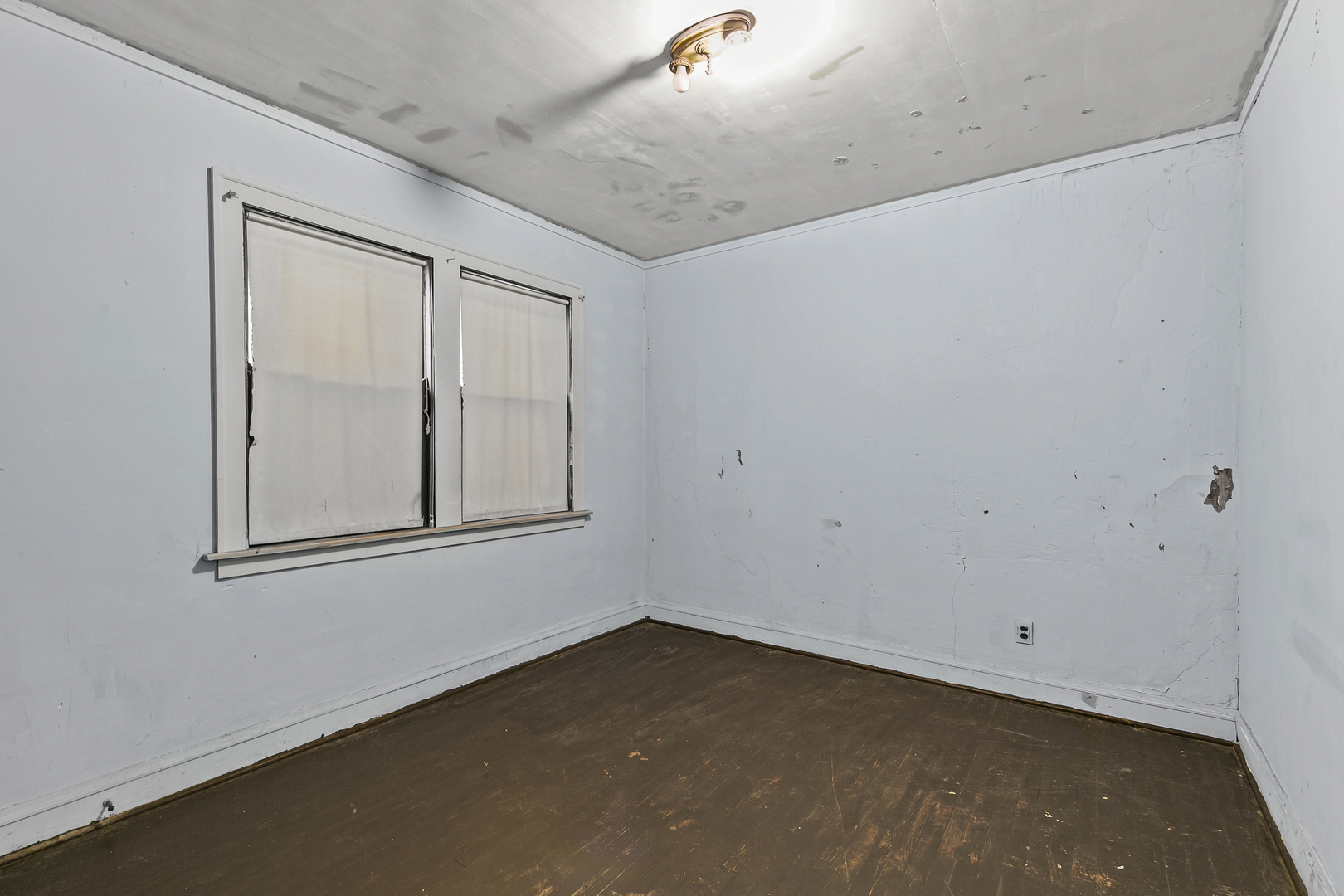 6536 South Rhodes Avenue Chicago, IL 60637 - Photo 13 of 21 an empty room with a window