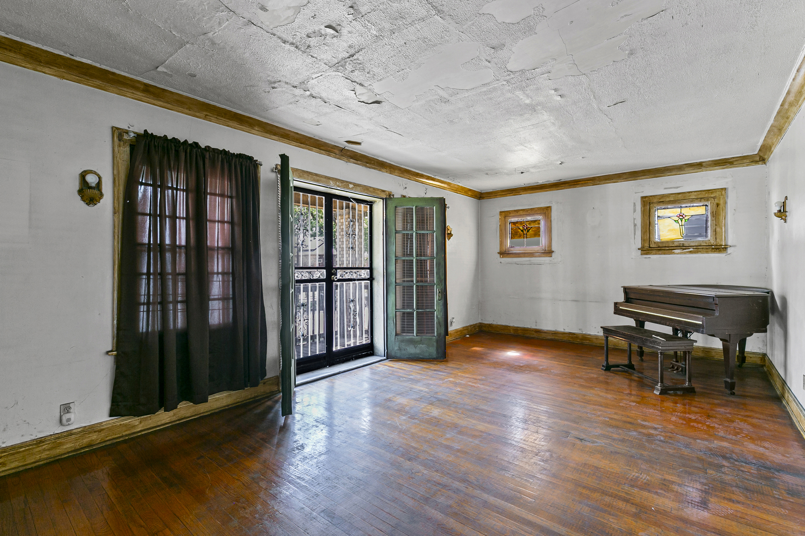 6536 South Rhodes Avenue Chicago, IL 60637 - Photo 4 of 21 a view of an empty room with wooden floor and a window