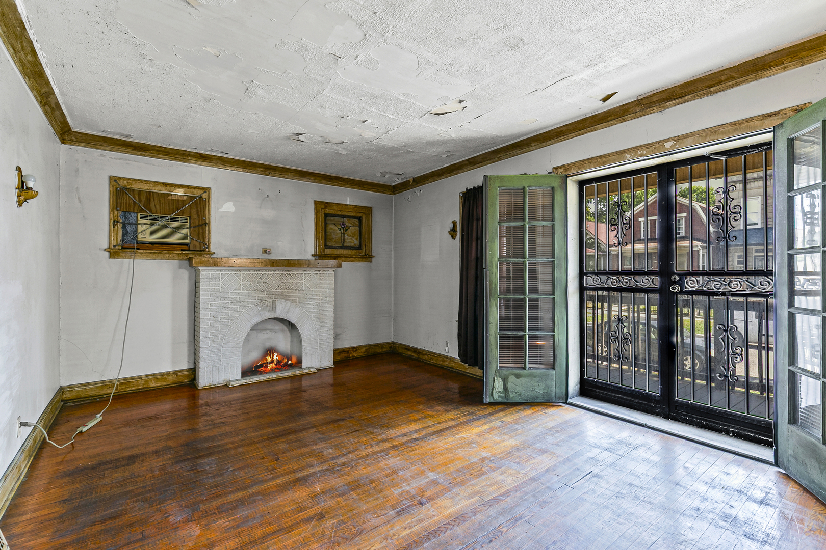 6536 South Rhodes Avenue Chicago, IL 60637 - Photo 5 of 21 a view of a livingroom with wooden floor and a flat screen tv