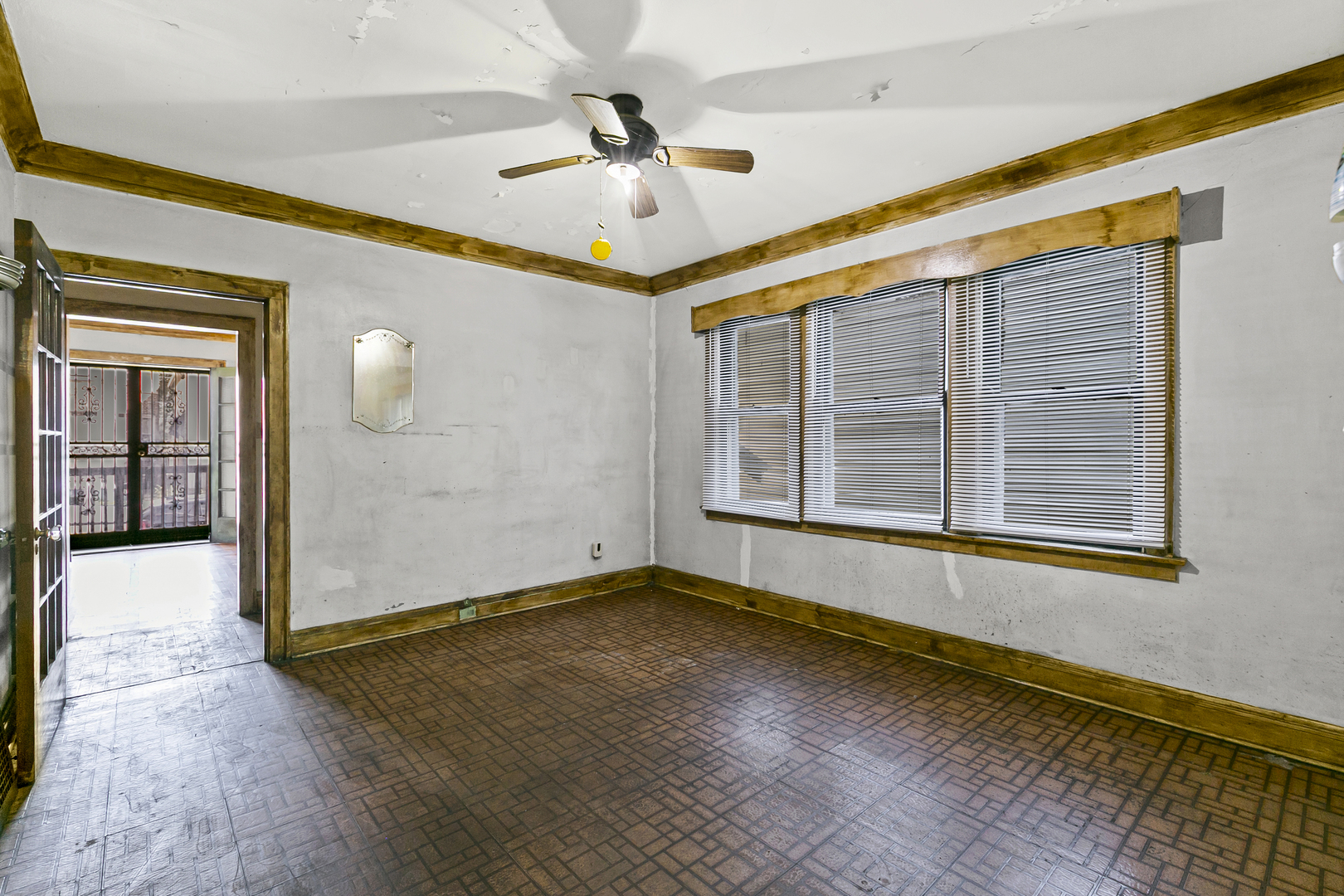 6536 South Rhodes Avenue Chicago, IL 60637 - Photo 8 of 21 a view of an empty room with a window