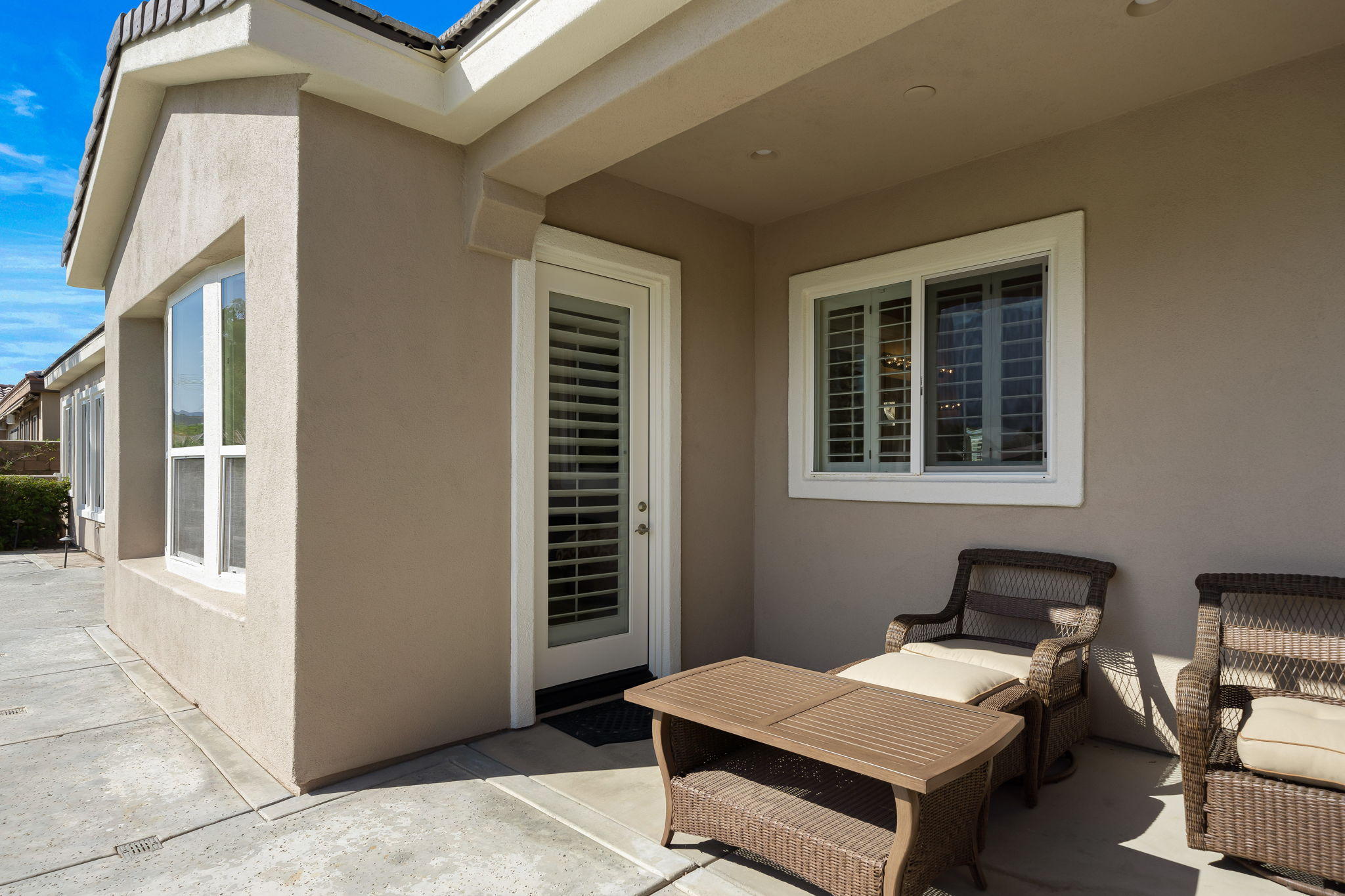 81189 Red Rock Road La Quinta, CA 92253 - Photo 38 of 85 a outdoor space that has a couch