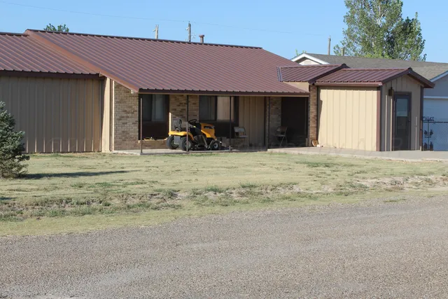 a view of a house with backyard