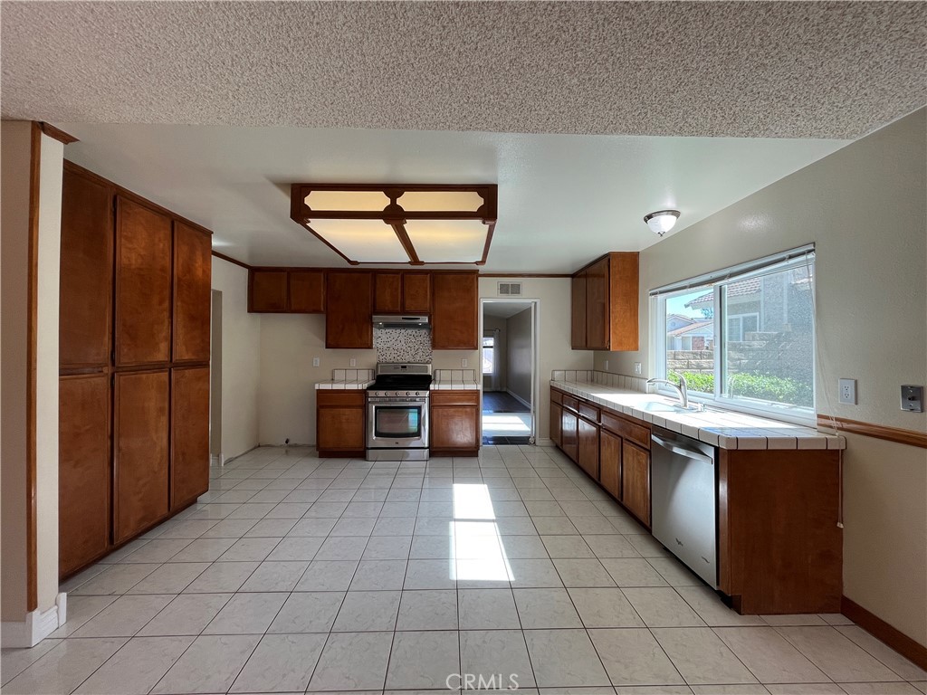 2534 Roxy Street Simi Valley, CA 93065 - Photo 5 of 19