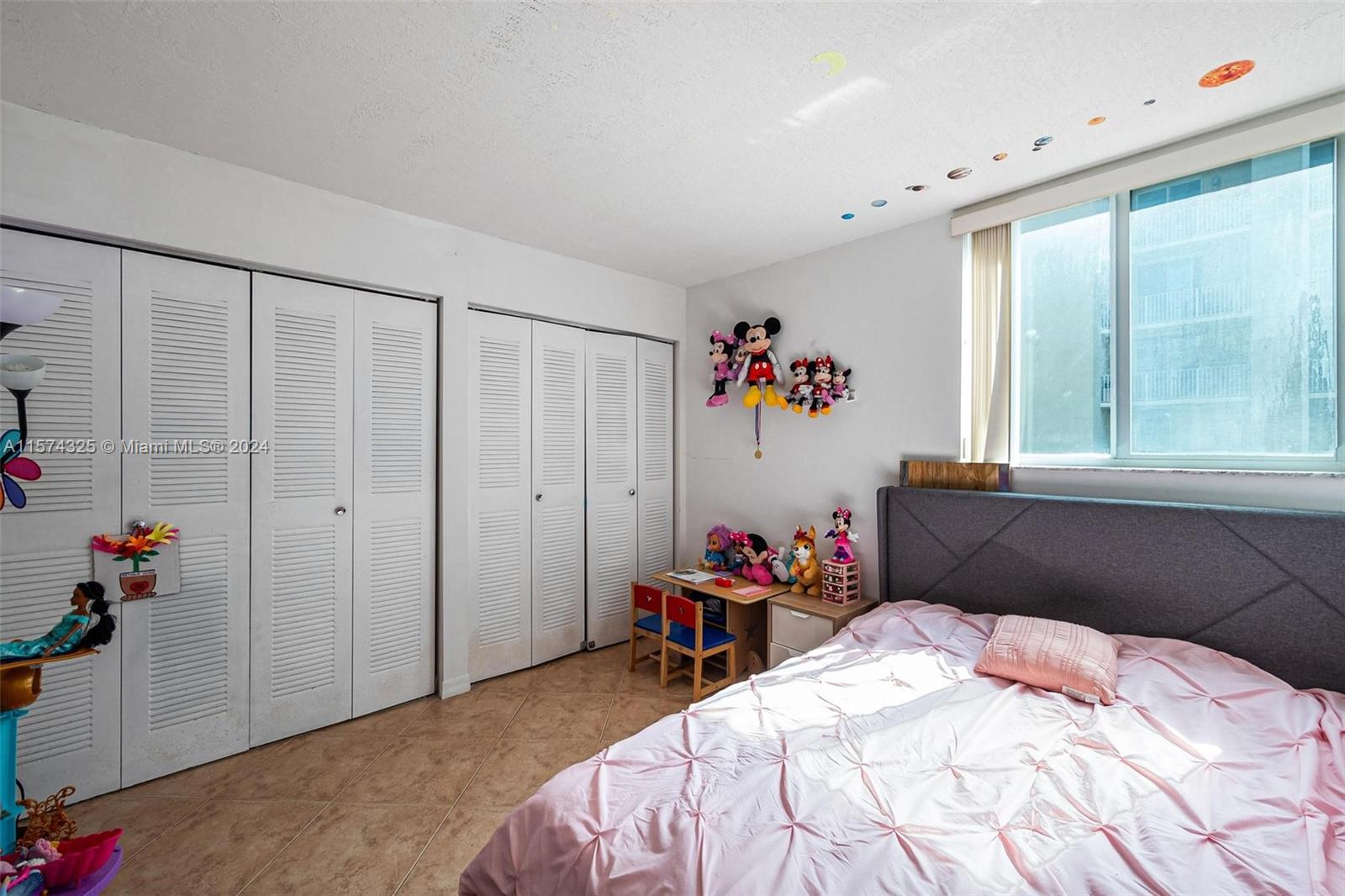 102 Southwest 6th Avenue, Unit 401 Miami, FL 33130 - Photo 20 of 27 a bedroom with a bed and a window