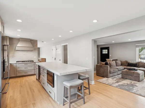 $1,100,000 | 2870 Beckwith Court, Northbrook, IL 60062