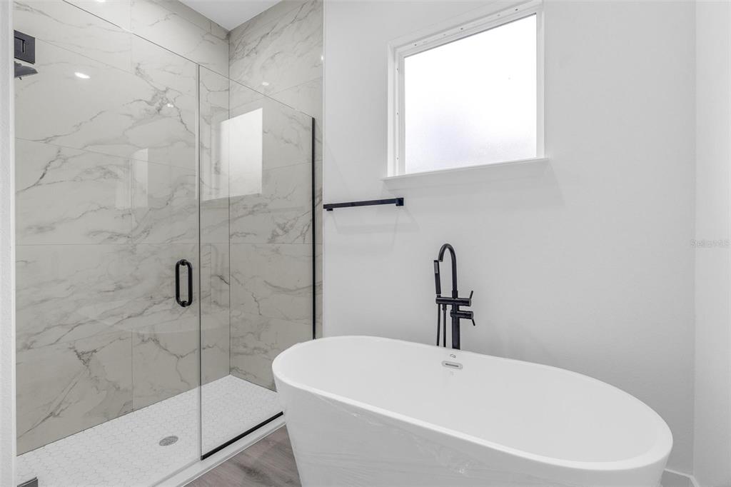 3172 Southwest 137th Loop Ocala, FL 34473 - Photo 24 of 38 a white bath tub sitting next to a white sink