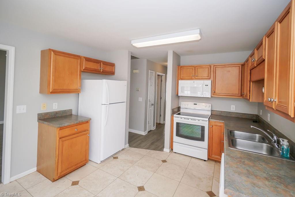 1128 Wesson Court High Point, NC 27265 - Photo 3 of 15 Kitchen