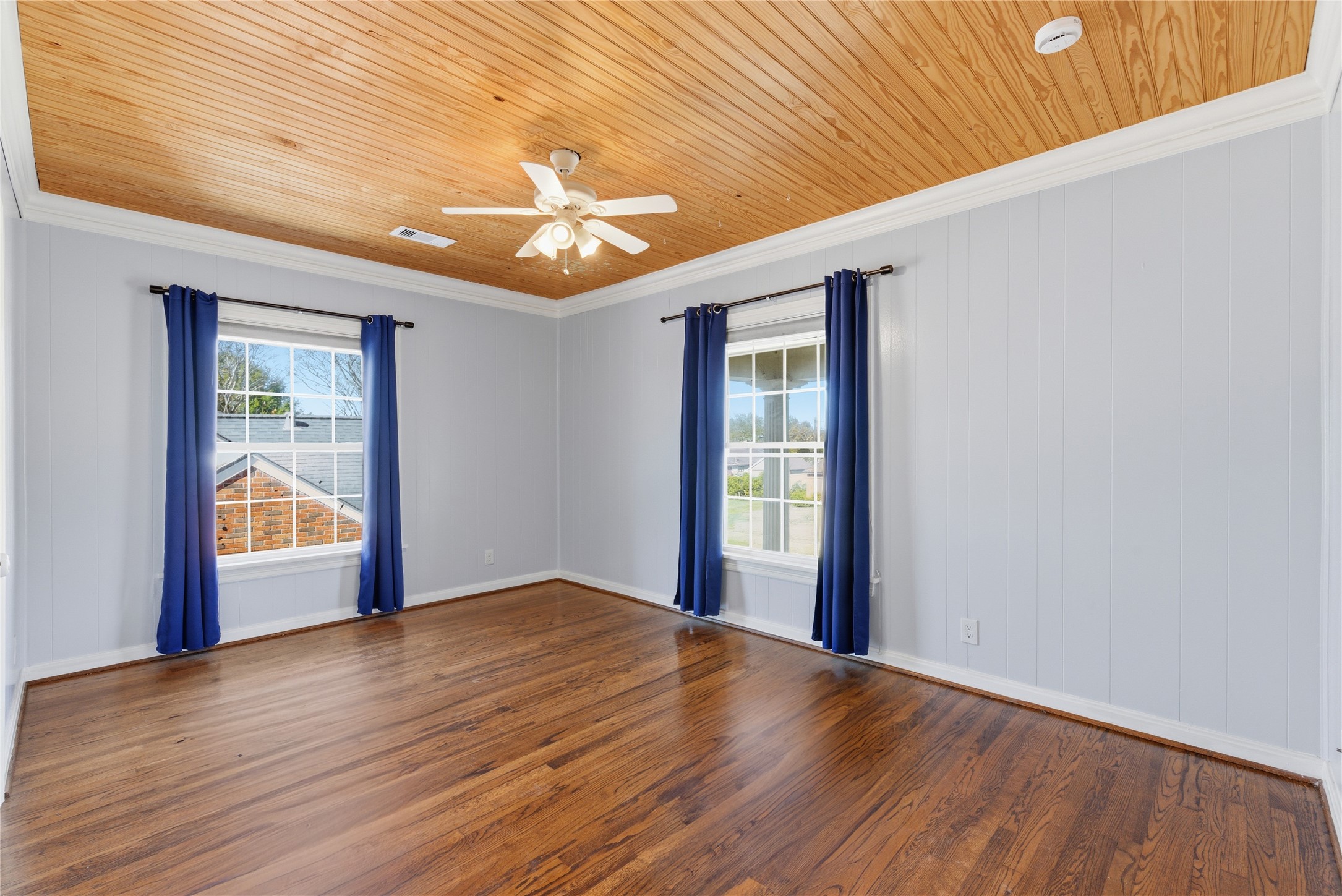 6666 Fairfield Street Houston, TX 77023 - Photo 27 of 48 an empty room with wooden floor and windows