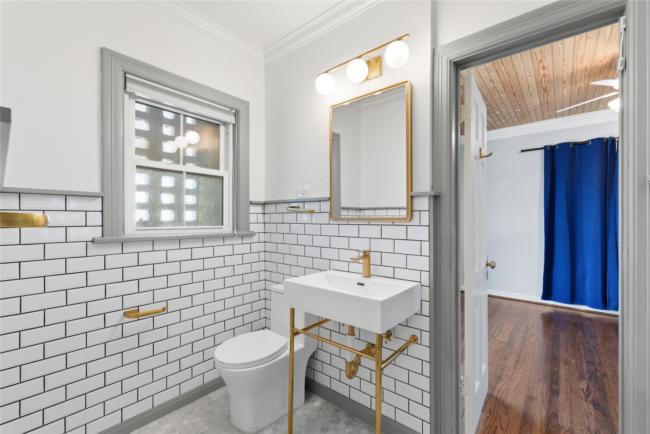 6666 Fairfield Street Houston, TX 77023 - Photo 28 of 48 a bathroom with a sink a toilet and mirror