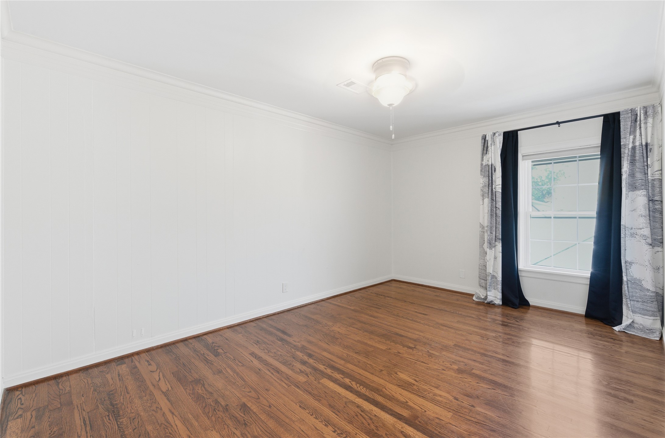 6666 Fairfield Street Houston, TX 77023 - Photo 30 of 48 an empty room with wooden floor and windows