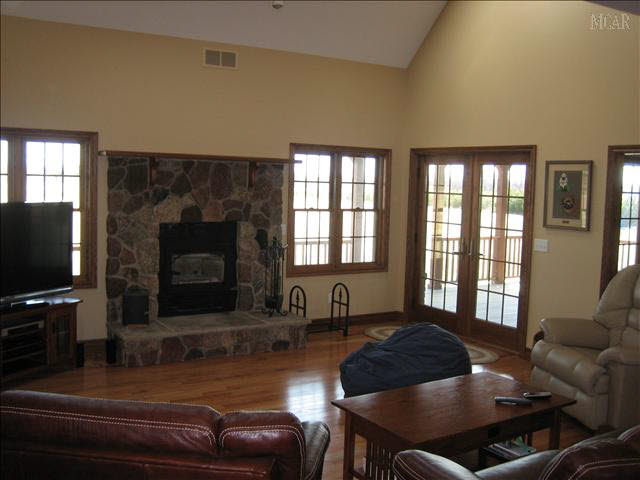 5600 Petersburg Road Dundee, MI 48131 - Photo 6 of 16 Spacious Familyroom