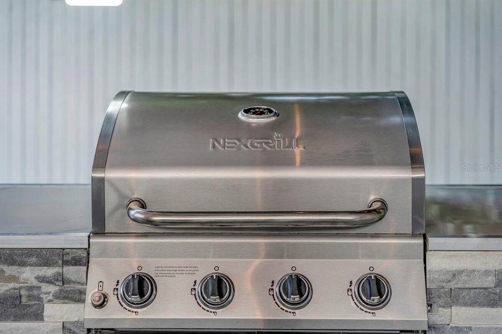 2925 24th Street North St. Petersburg, FL 33713 - Photo 23 of 33 a close view of stove