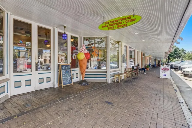 a view of livingroom with furniture