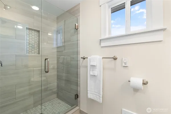 $977,777 | 20103 75th Avenue Northeast, Kenmore, WA 98028