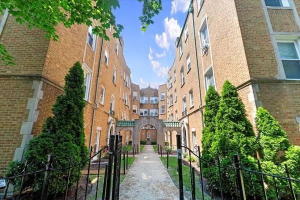 $1,875 | 6414 North Newgard Avenue, Unit 3E, Chicago, IL 60626