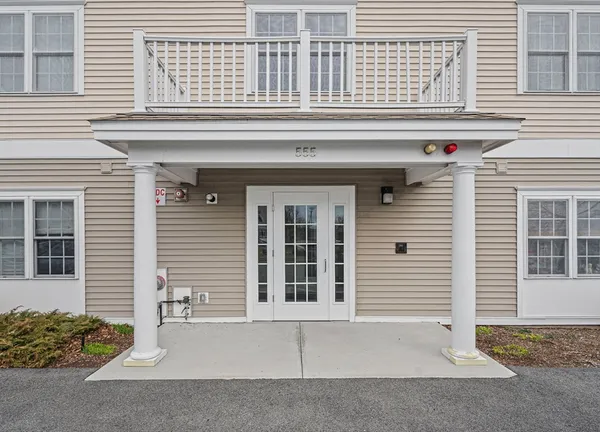 $2,795 | 555 Page Street, Unit 305, Stoughton, MA 02072